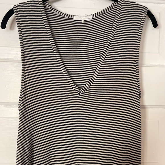 Rag & Bone fitted dress! Pair with sneakers for the perfect look. - Picture 4 of 6
